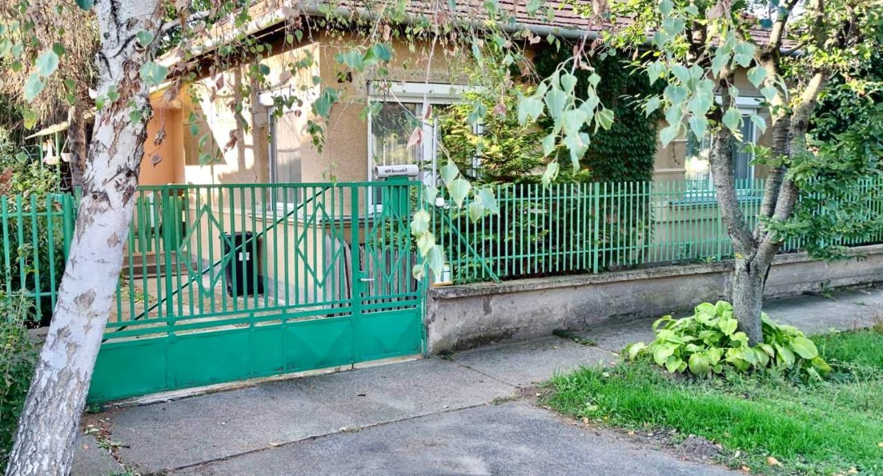 Grany'S Retro Guesthouse Near Budapest Airport Вечийш Екстер'єр фото